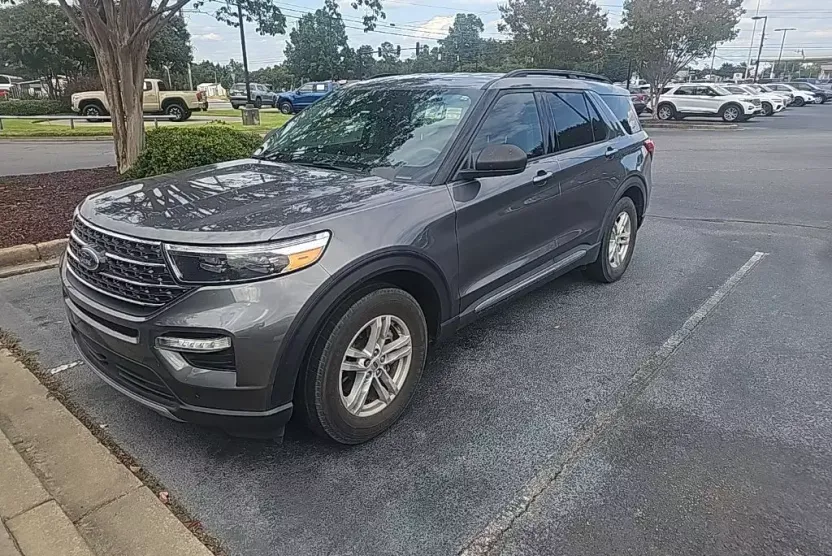 2021 Ford Explorer XLT photo 1