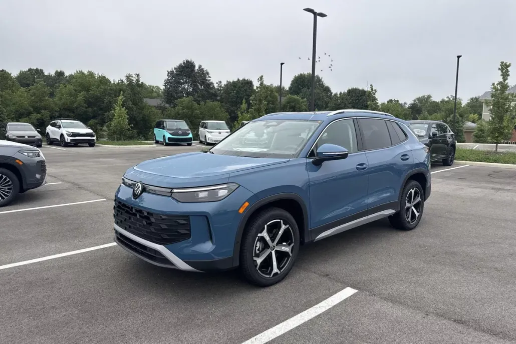 2025 Volkswagen Tiguan SE photo 1