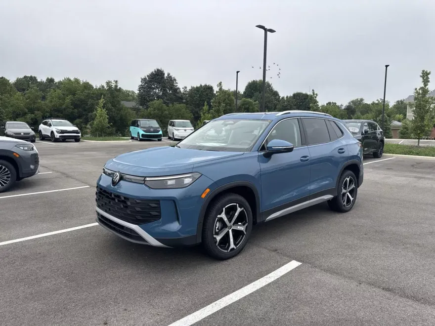 2025 Volkswagen Tiguan SE photo 1