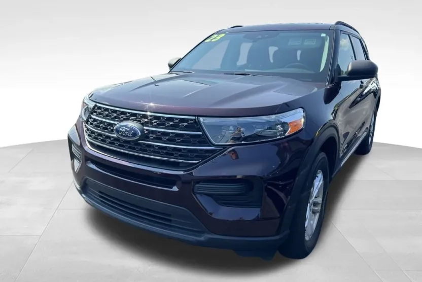 2023 Ford Explorer XLT photo 1