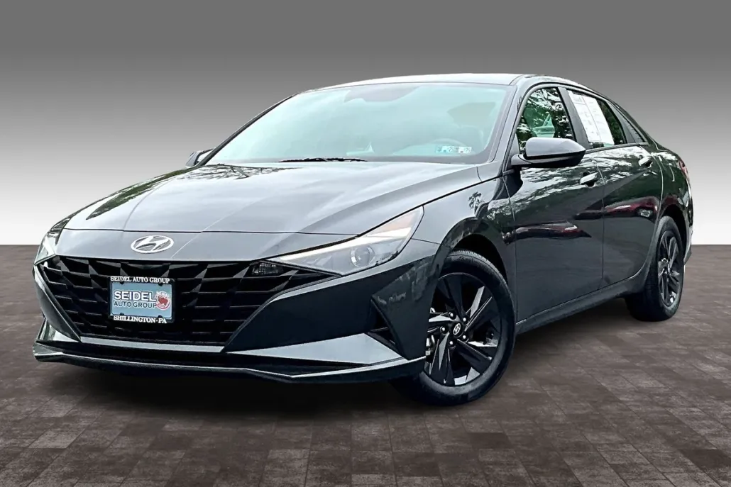 2022 Hyundai Elantra SEL photo 1