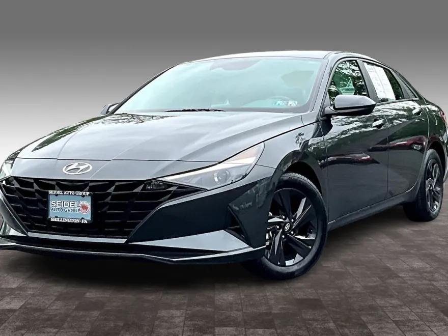 2022 Hyundai Elantra SEL photo 1