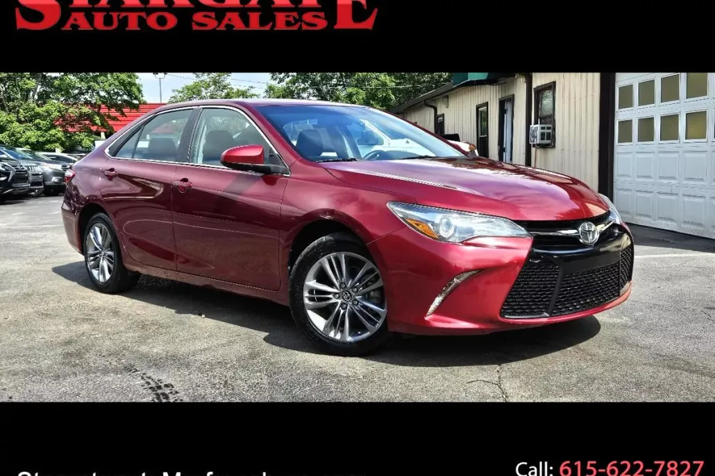 2017 Toyota Camry SE photo 1