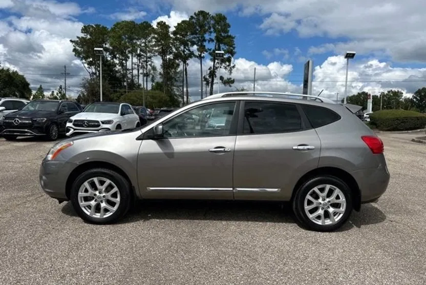 2011 Nissan Rogue SV photo 1