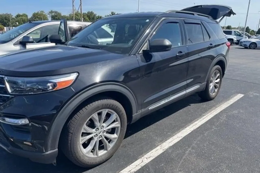 2020 Ford Explorer XLT photo 1