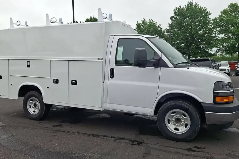 2024 Chevrolet Express Cutaway 3500 Base photo 1