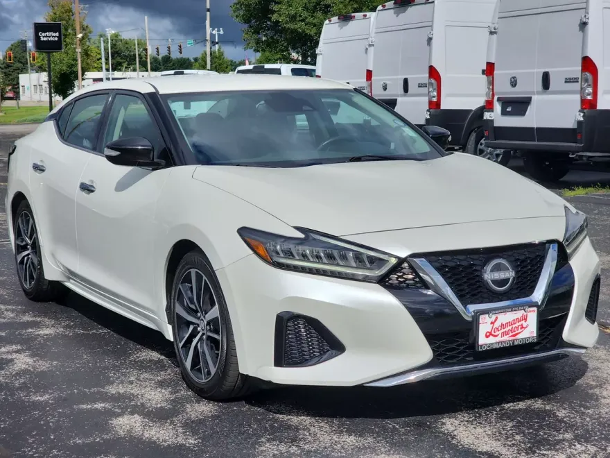2023 Nissan Maxima SV photo 1