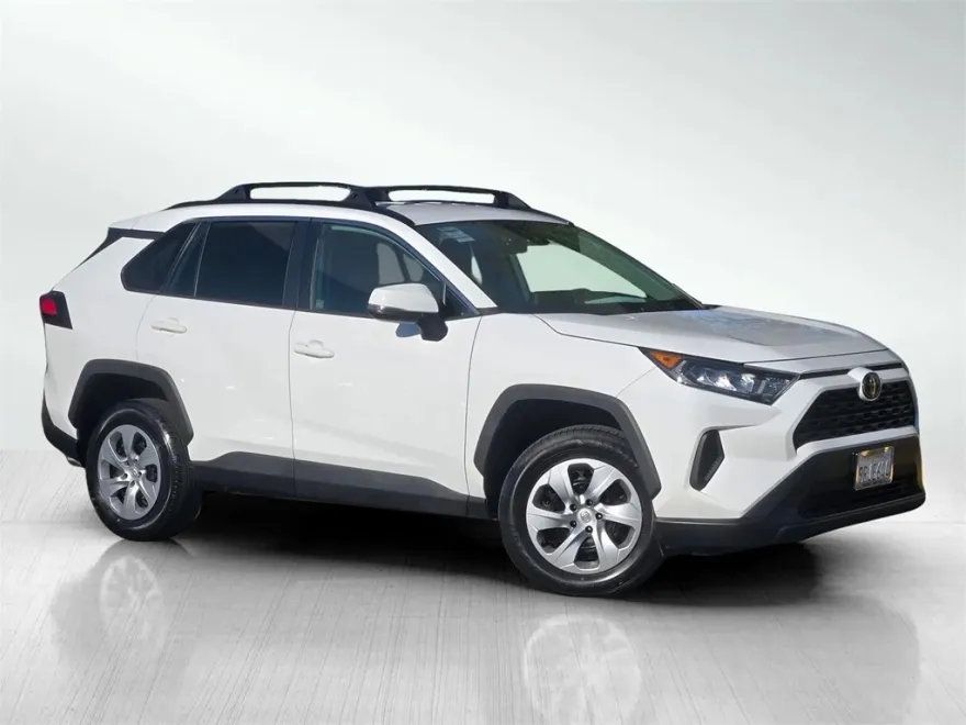 2019 Toyota RAV4 LE photo 1