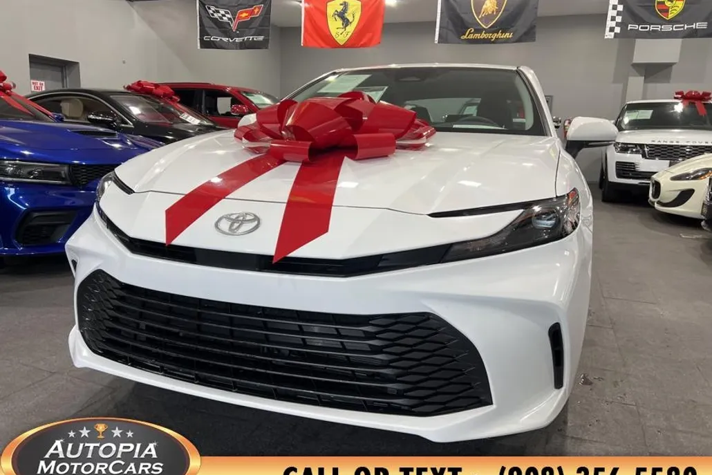 2025 Toyota Camry LE photo 1