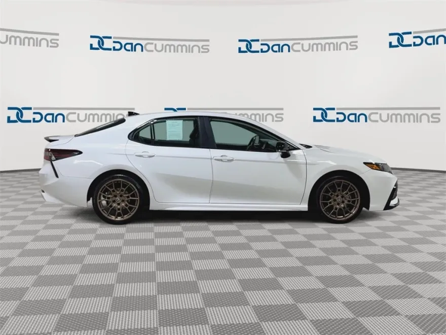 2024 Toyota Camry Hybrid SE photo 1