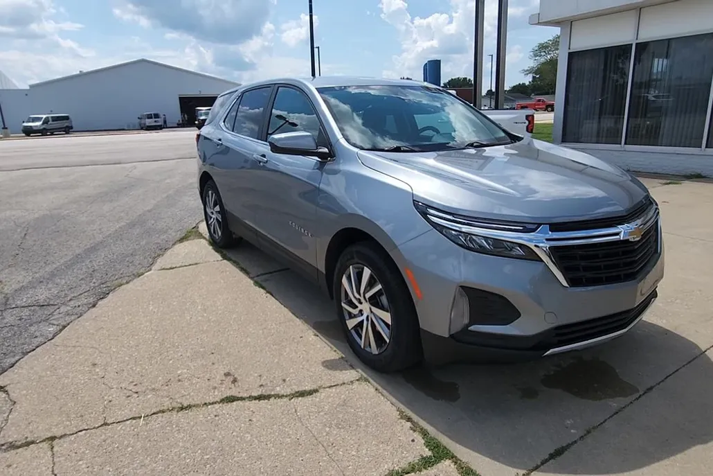 2024 Chevrolet Equinox LT photo 1