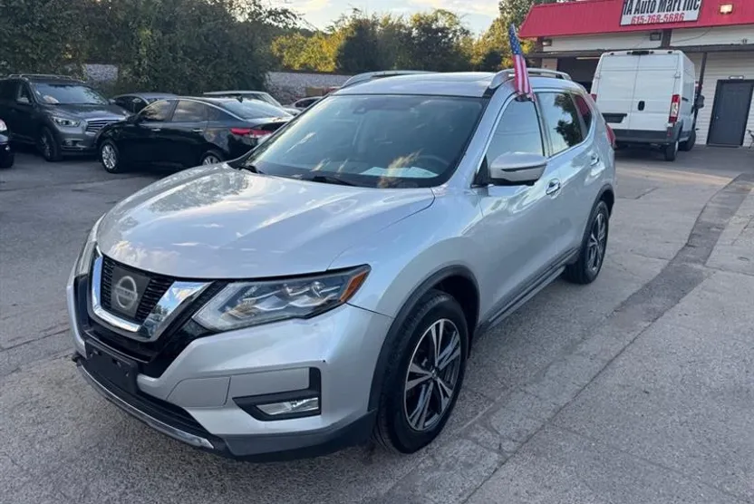 2017 Nissan Rogue SV photo 1