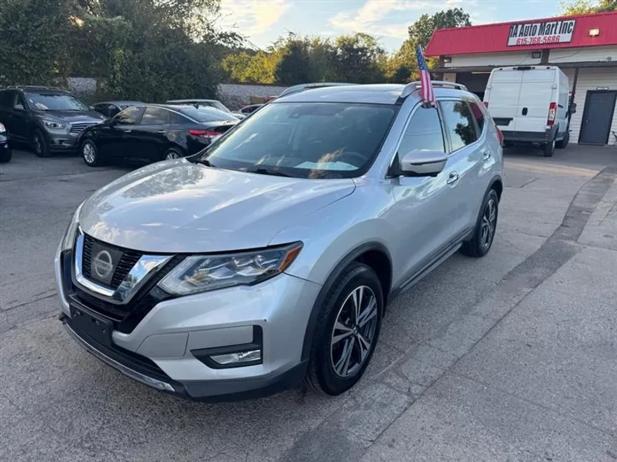 2017 Nissan Rogue SV photo 1