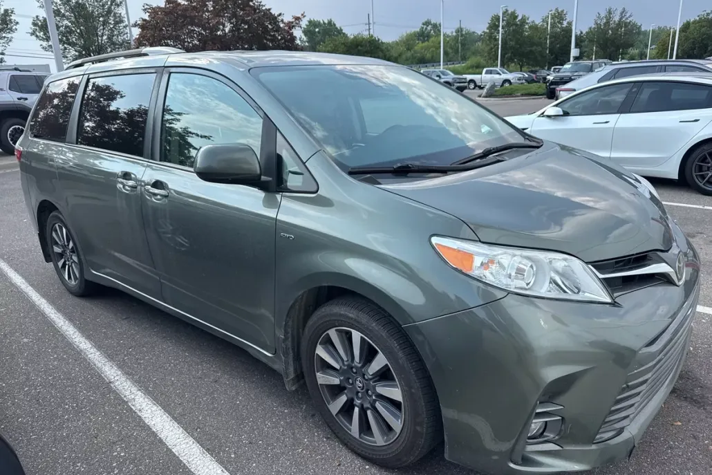 2020 Toyota Sienna XLE photo 1