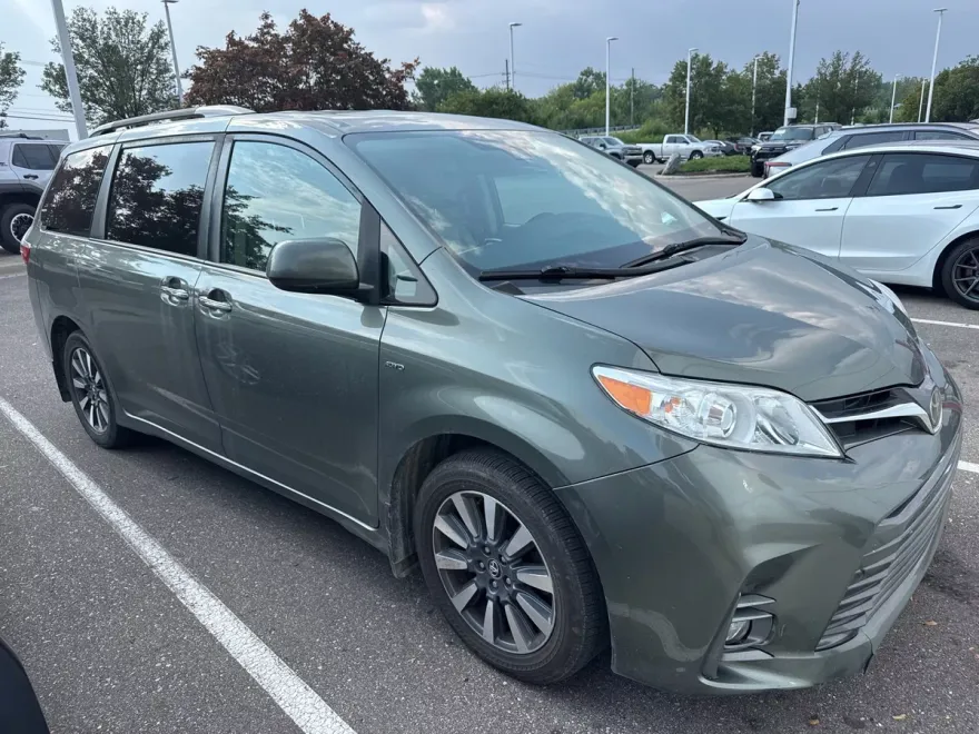 2020 Toyota Sienna XLE photo 1
