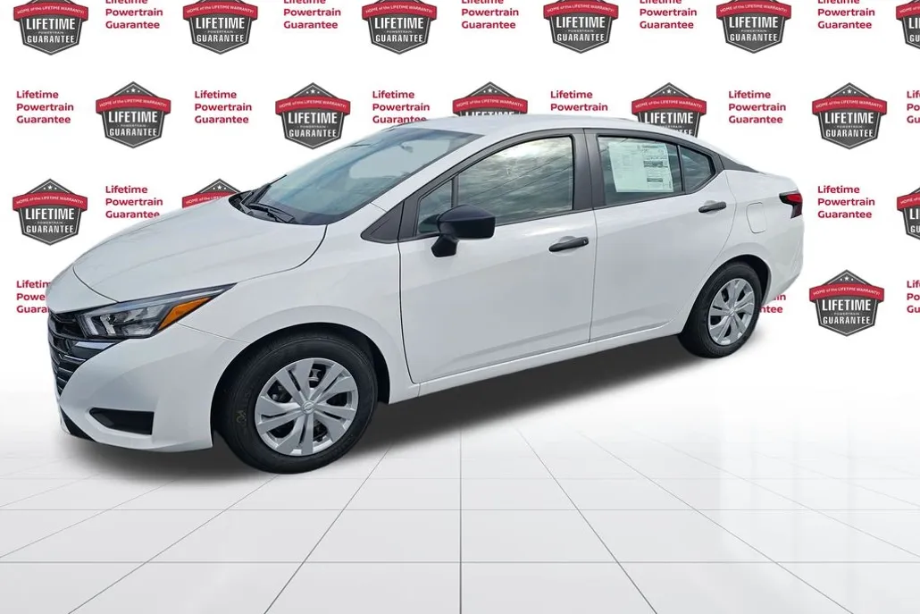 2025 Nissan Versa 1.6 S photo 1