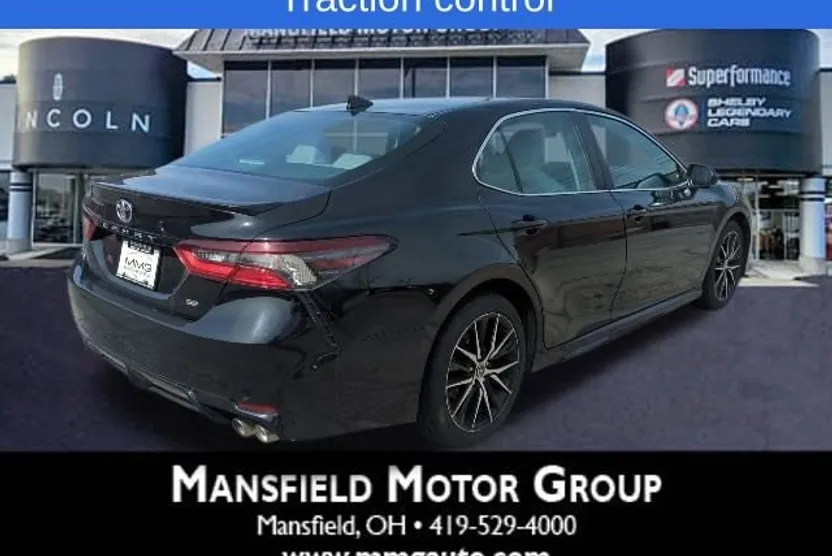 2022 Toyota Camry SE photo 1