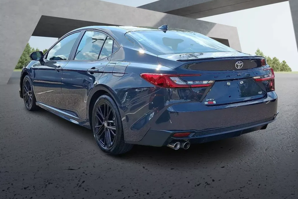 2025 Toyota Camry SE photo 1