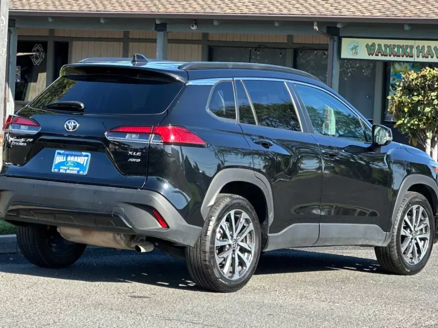 2024 Toyota Corolla Cross XLE photo 1