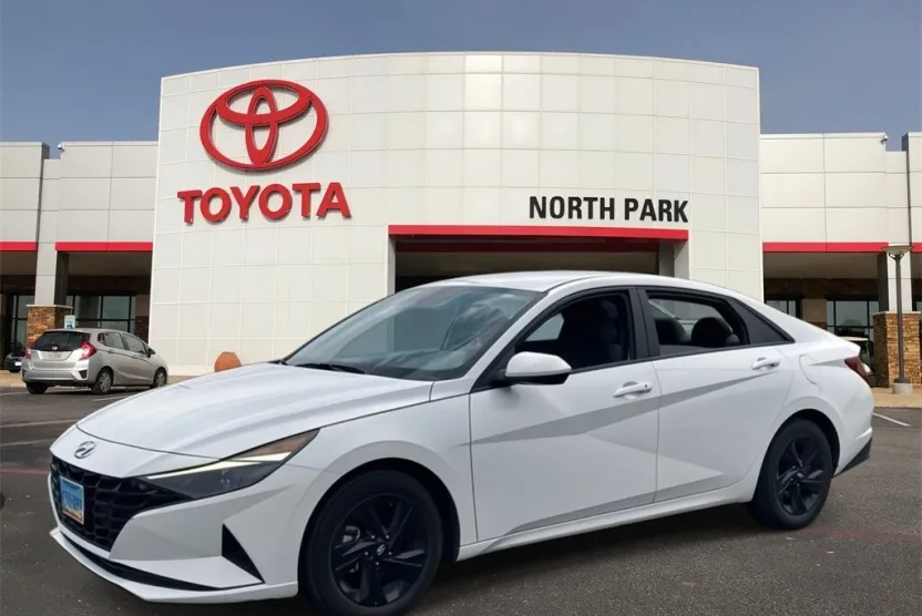 2023 Hyundai Elantra SEL photo 1