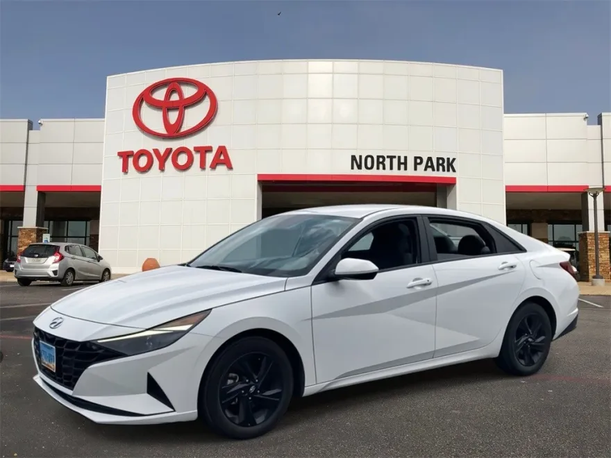2023 Hyundai Elantra SEL photo 1