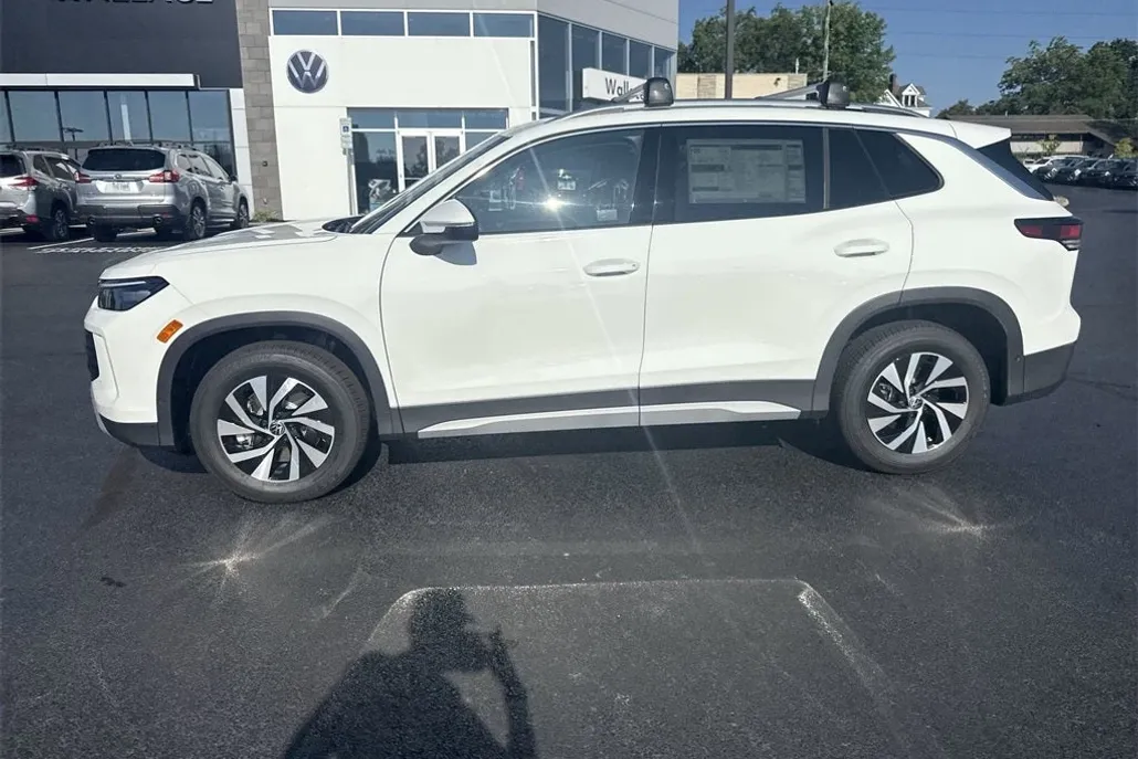 2025 Volkswagen Tiguan S photo 1