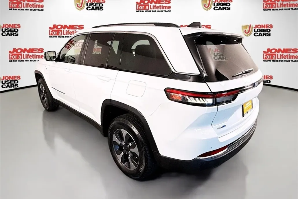 2023 Jeep Cherokee Base photo 1