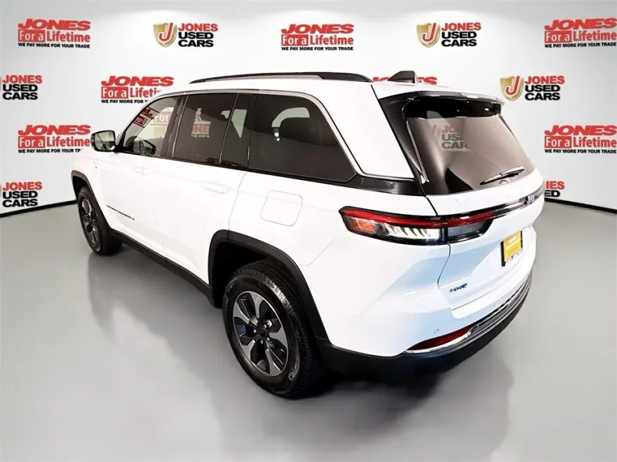2023 Jeep Cherokee Base photo 1