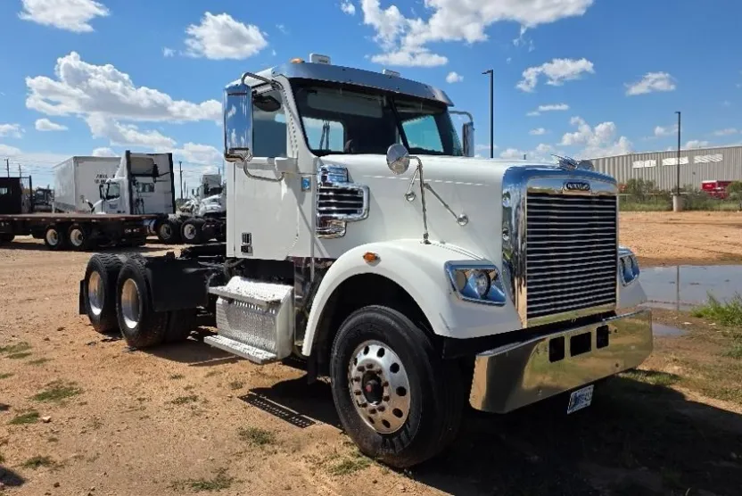 2020 Freightliner SD122 photo 1