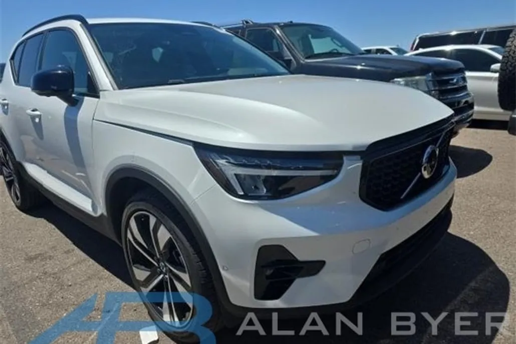 2025 Volvo XC40 Plus photo 1