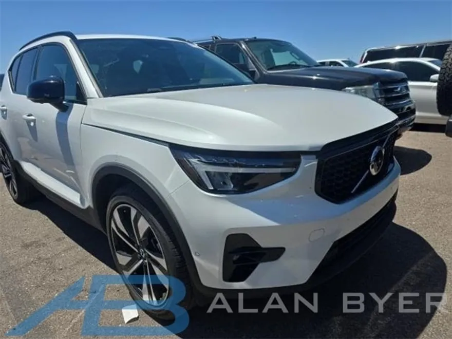 2025 Volvo XC40 Plus photo 1