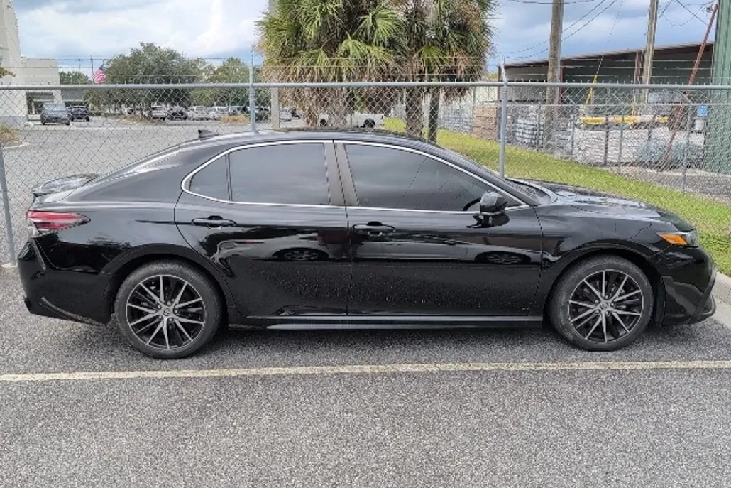 2023 Toyota Camry SE photo 1