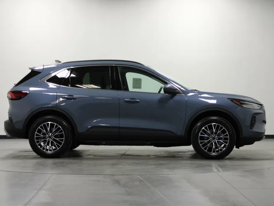 2025 Ford Escape photo 1