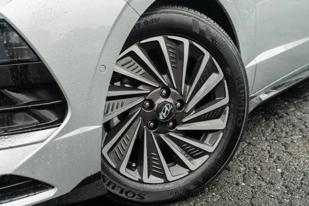 2025 Hyundai Sonata Hybrid Limited photo 1
