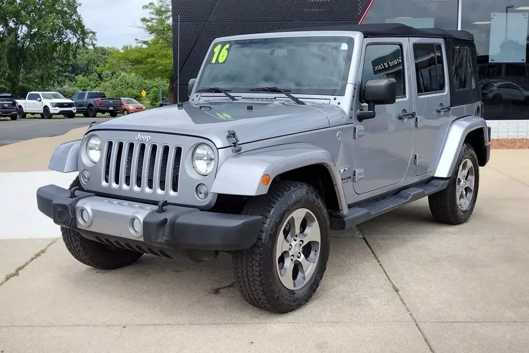 2016 Jeep Wrangler Unlimited Sahara photo 1