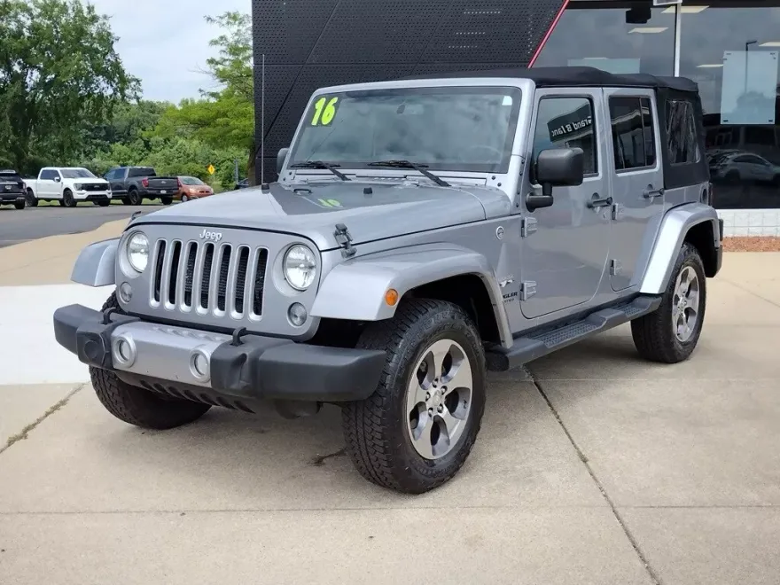 2016 Jeep Wrangler Unlimited Sahara photo 1