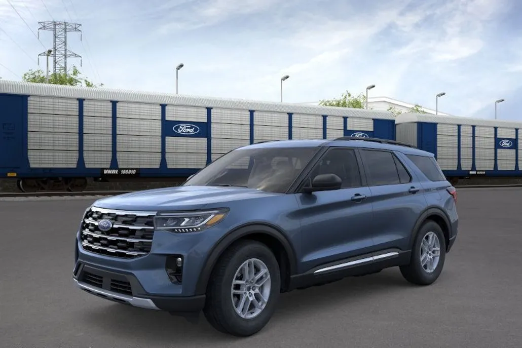 2025 Ford Explorer photo 1