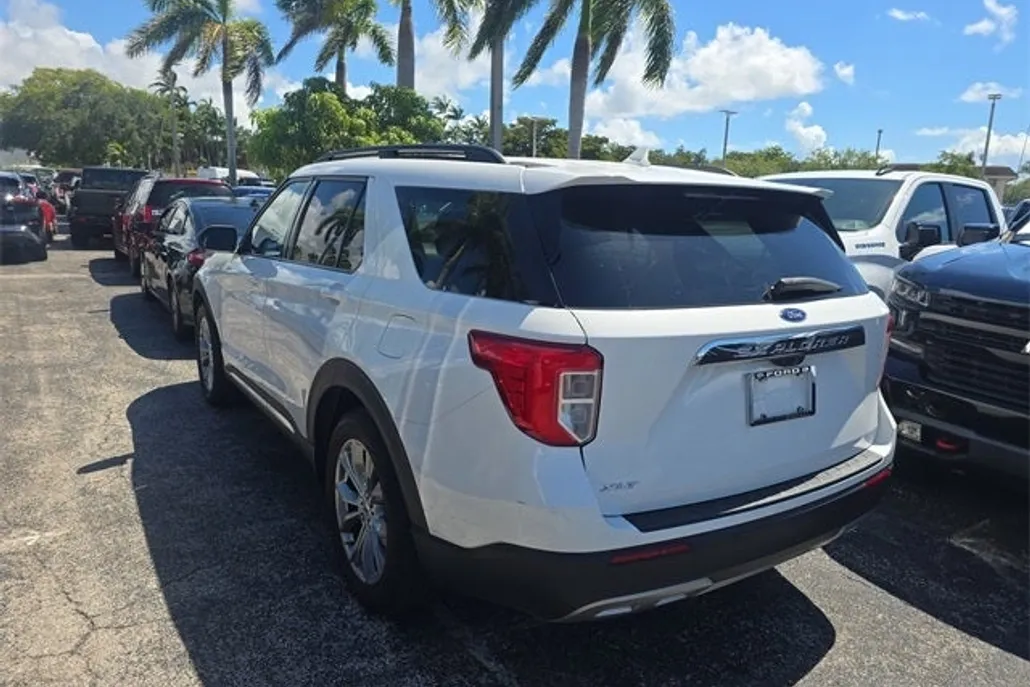 2023 Ford Explorer XLT photo 1