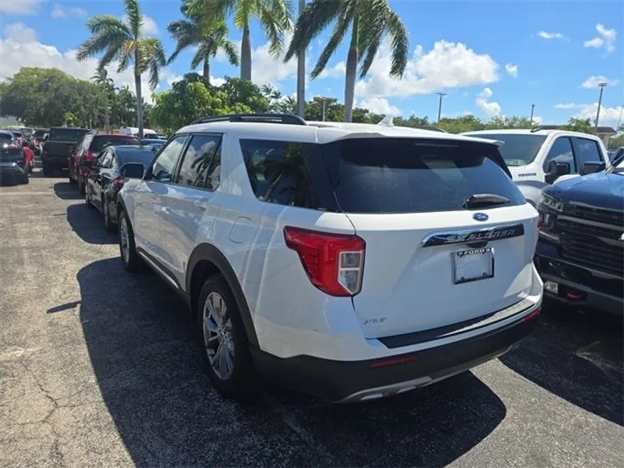 2023 Ford Explorer XLT photo 1