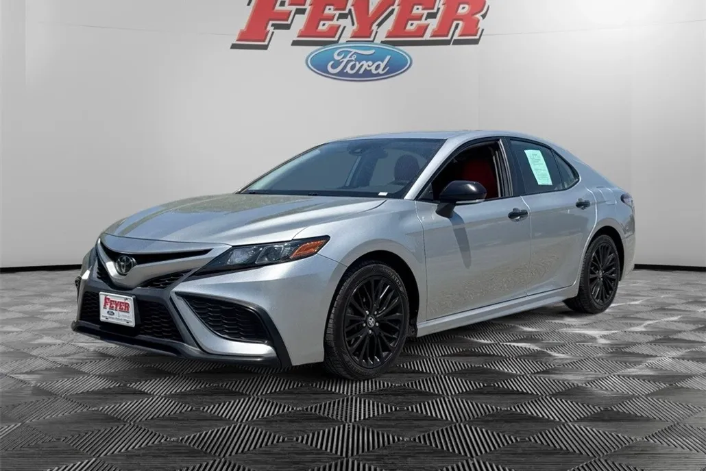 2022 Toyota Camry SE photo 1