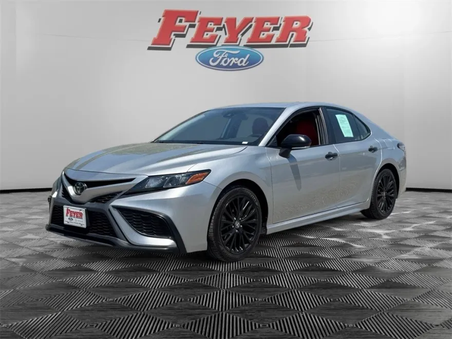 2022 Toyota Camry SE photo 1