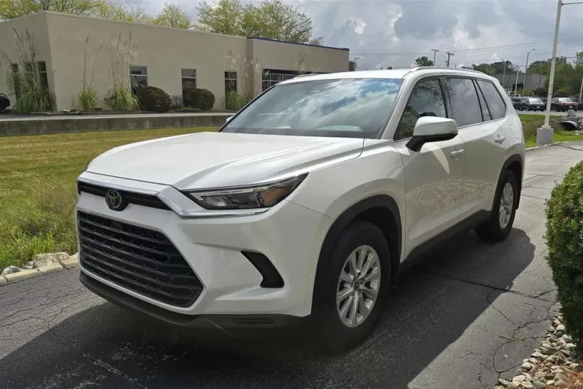 2024 Toyota Grand Highlander XLE photo 1