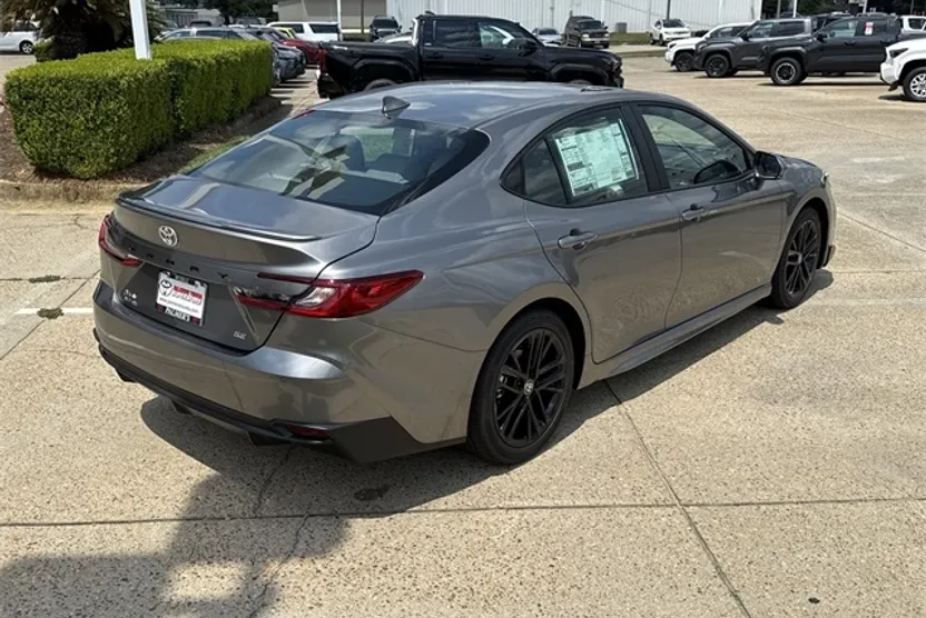 2025 Toyota Camry SE photo 1