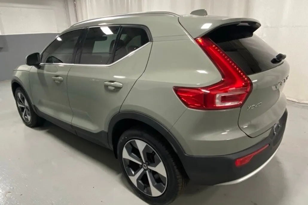 2024 Volvo XC40 Plus photo 1