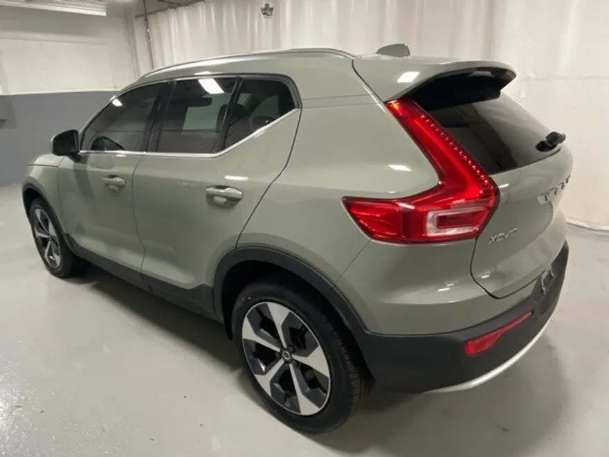 2024 Volvo XC40 Plus photo 1