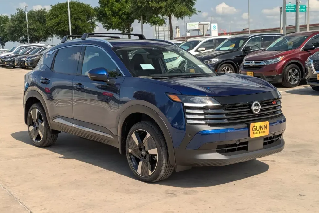 2025 Nissan Kicks SR photo 1