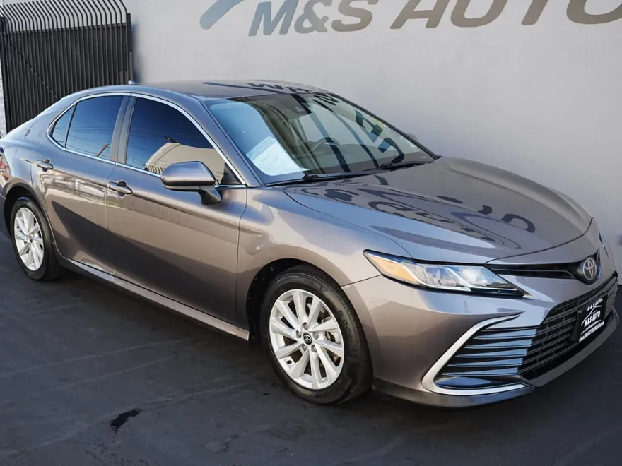 2021 Toyota Camry LE photo 1