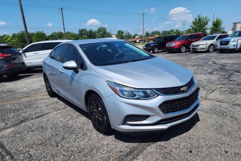 2017 Chevrolet Cruze LS photo 1
