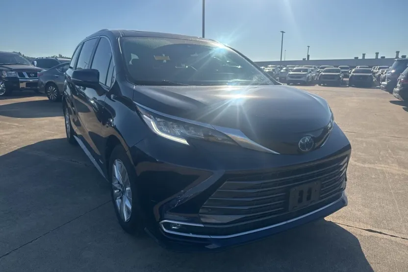 2021 Toyota Sienna Limited photo 1