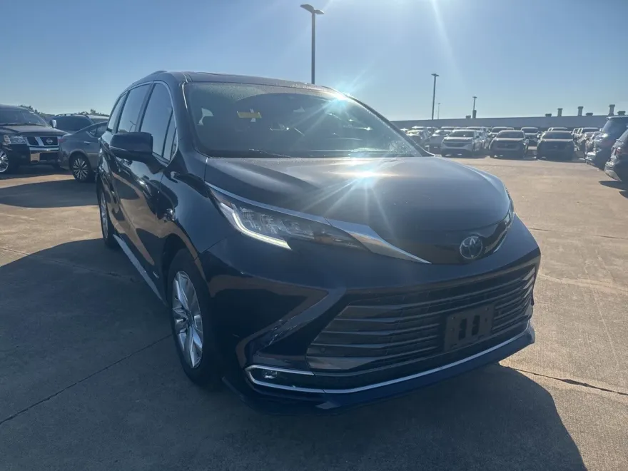 2021 Toyota Sienna Limited photo 1